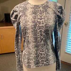 Puffed shoulder shirt